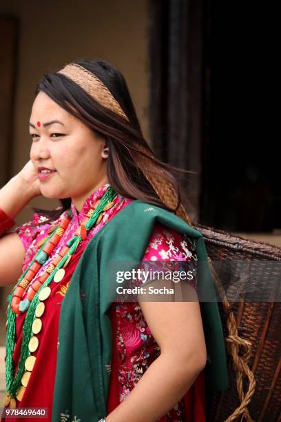 nepalese jonge vrouw met een mand, ghandrukm nepal - annapurna circuit stockfoto's en -beelden