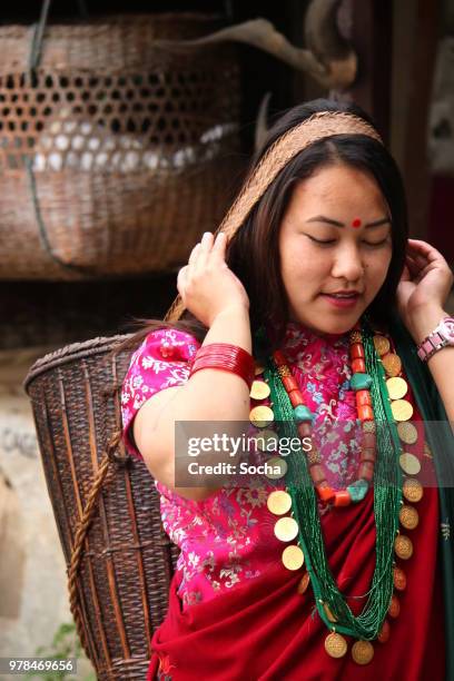 nepalese jonge vrouw met een mand, ghandrukm nepal - annapurna circuit stockfoto's en -beelden