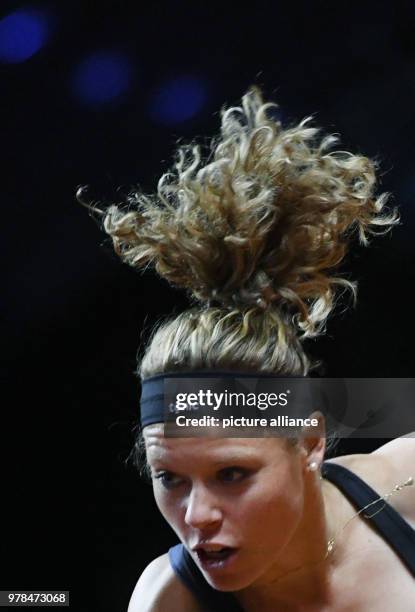 April 2018, Stuttgart, Germany: Tennis: WTA-Tour - Stuttgart, Singles, Ladies: Germany's Laura Siegemund playing against Vandeweghe from the US....