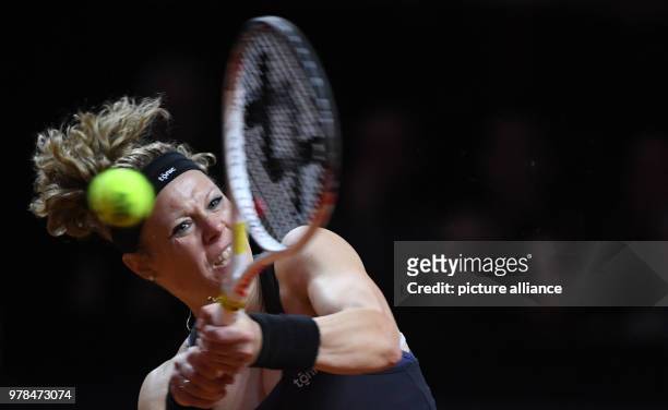 April 2018, Stuttgart, Germany: Tennis: WTA-Tour - Stuttgart, Singles, Ladies: Germany's Laura Siegemund playing against Vandeweghe from the US....