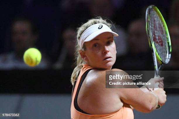 April 2018, Stuttgart, Germany: Tennis: WTA-Tour - Stuttgart, Singles, Ladies: Coco Vandeweghe from the US playing against Germany's Siegemund....