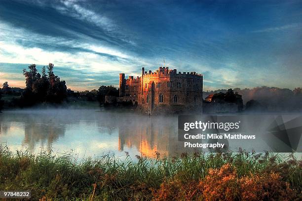 new day dawning at leeds castle - moat 個照片及圖片檔