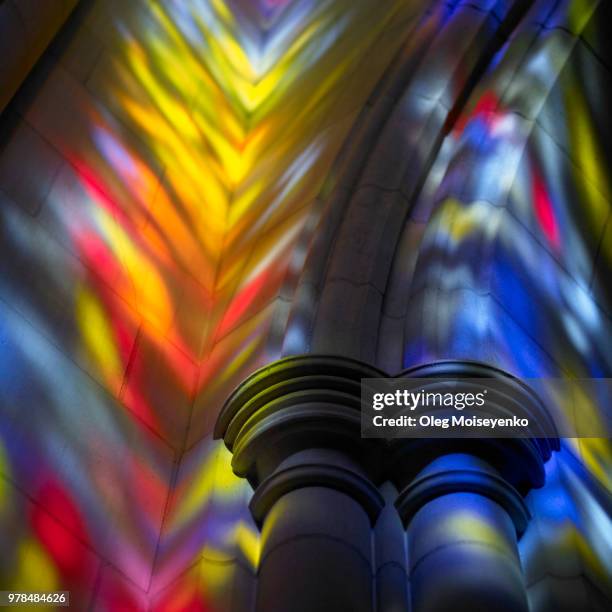 colorful reflections of stained glass murals - vitral - fotografias e filmes do acervo