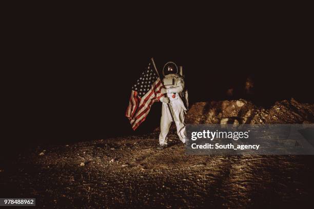 trotse amerikaans astronaut plant amerikaanse vlag - landing stockfoto's en -beelden