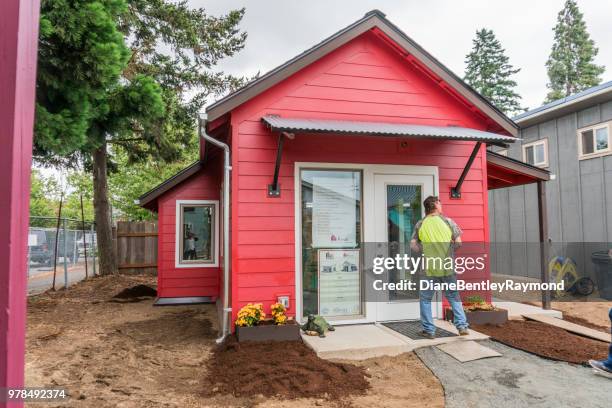 tiny house transitional village - building a tiny house stock pictures, royalty-free photos & images