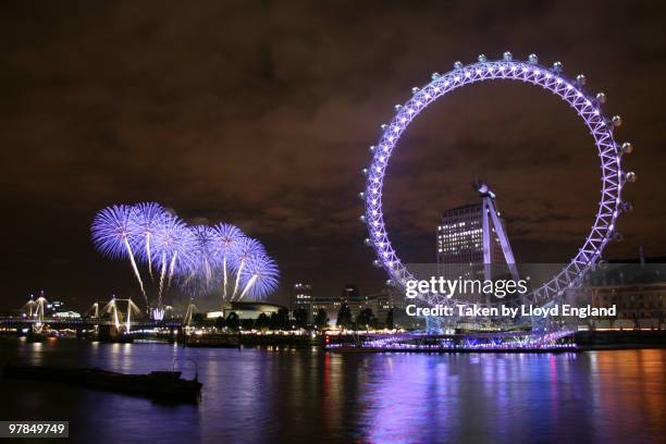 the london eye at night with fireworks - london eye stockfoto's en -beelden