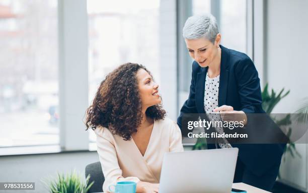 collega's zakenvrouw werken - advice stockfoto's en -beelden