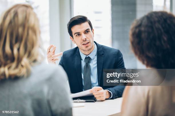 conversaciones de negocios - bussines group suit tie fotografías e imágenes de stock