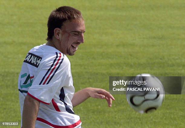 French forward Franck Ribery controls the ball during a training session 29 June 2006 at Weserbergland stadium in Hameln. France will face Brazil 01...