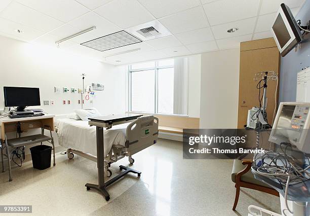 empty hospital patient room - ward stockfoto's en -beelden