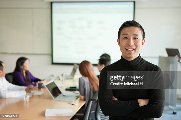 businessman's portrait under meeting - japanese ethnicity 個照片及圖片檔