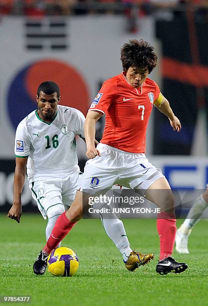 South Korea's Park Ji-Sung dribbles the ball as Saudi Arabia's Khaled Aziz al-Thakr looks on during their 2010 World Cup Asian qualifier football...