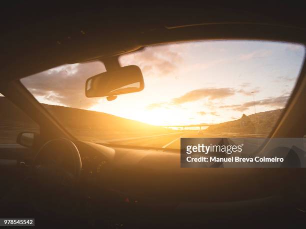 driving at sunset - green car crash imagens e fotografias de stock