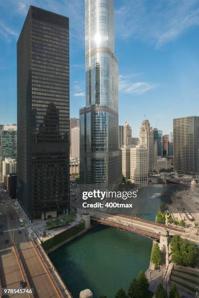 chicago river walk - wacker drive stockfoto's en -beelden