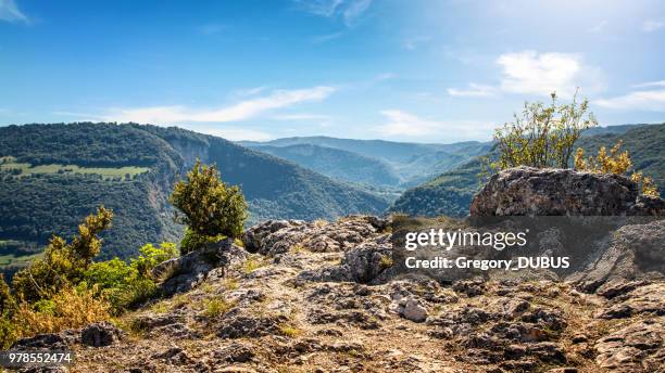 alto ángulo natural punto de vista sobre el impresionante paisaje de montañas de bugey en valle de ain por día soleado de verano - ain fotografías e imágenes de stock