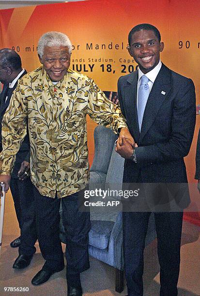 Former South African President, Nelson Mandela, stands 17 July 2007 by Cameroon and Barcelona striker, Samuel Eto'o in Johannesburg, South Africa....