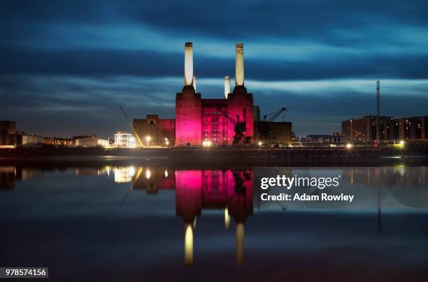 battersea power station illuminated, london, england, uk - battersea - fotografias e filmes do acervo