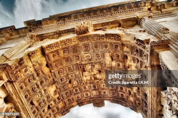 arch of titus, rome, italy - arch of titus stock-fotos und bilder