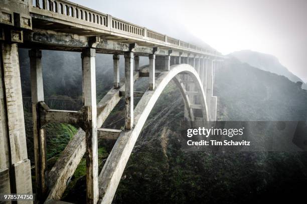 bixby creek bridge in fog, big sur, monterey county, california, usa - ビクスビークリーク ストックフォトと画像
