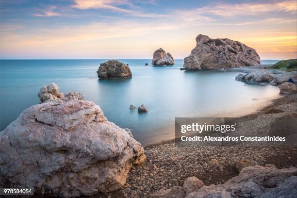 rock of aphrodite - ilha de chipre imagens e fotografias de stock