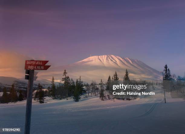 gaustatoppen mountain peak in winter under clear sky at sunset, tinn, telemark, norway - telemark foto e immagini stock