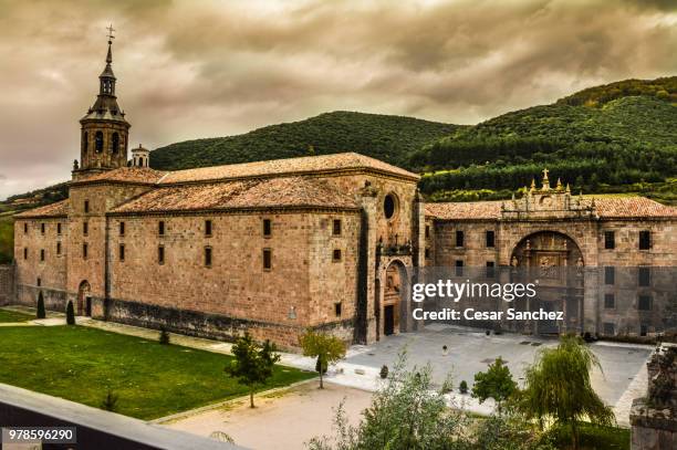 view of monasterio de yuso, san millan de la cogolla, la rioja, spain - san millán de la cogolla - fotografias e filmes do acervo