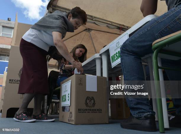 Woman casts her vote during the presidential ballotage between Conservative Ivan Duque and leftist Gustavo Petro on June 17, 2018 in Bogota,...