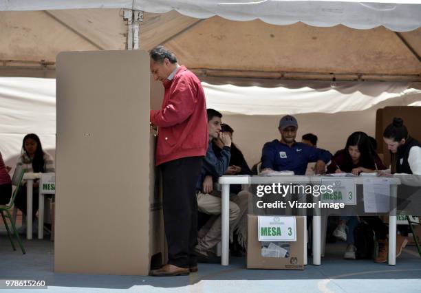 Man casts his vote during the presidential ballotage between Conservative Ivan Duque and leftist Gustavo Petro on June 17, 2018 in Bogota, Colombia....