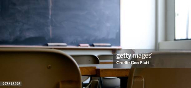 empty classroom - blackboard classroom stock-fotos und bilder