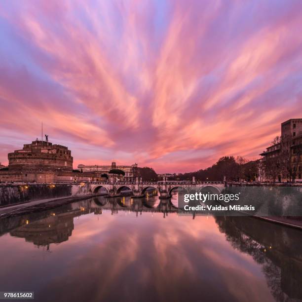 sunset over castel sant angelo and ponte san angelo, rome, italy - engelsburg stock-fotos und bilder