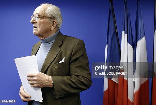 Le leader du Front National Jean-Marie Le Pen s'apprête à donner une conférence de presse, le 15 mars 2010 au siège du Front National à Nanterre, au...