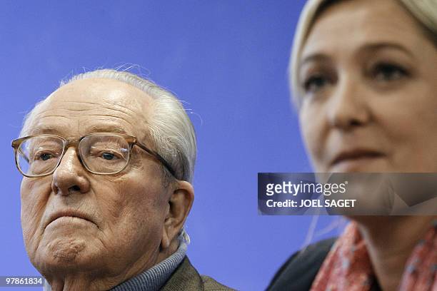 Le leader du Front National Jean-Marie Le Pen et sa fille Marine Le Pen donnent une conférence de presse, le 15 mars 2010 au siège du Front National...