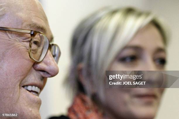 Le leader du Front National Jean-Marie Le Pen sa fille Marine Le Pen donnent une conférence de presse, le 15 mars 2010 au siège du Front National à...