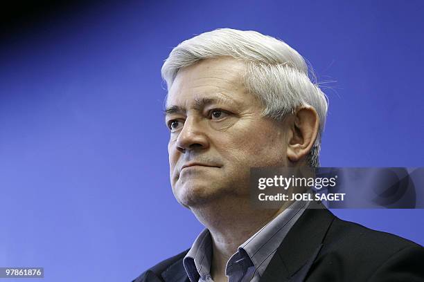 Bruno Gollnisch, vice-président exécutif du Front national participe à une conférence de presse, le 15 mars 2010 au siège du Front National à...