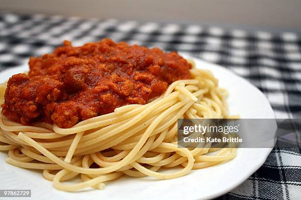 pasta with bolognese sauce - spaghetti bolognese fotografías e imágenes de stock