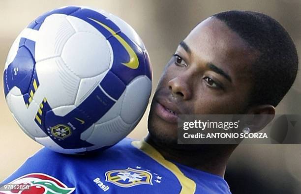 Brazilian forward Robinho controlS the ball during a training session at Mineirao Stadium in Belo Horizonte, Minas Gerais, on June 17, 2008. Brazil...