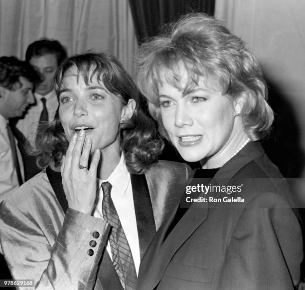 Karen Allen and Kathleen Turner attend Jujamcyn Theater Awards on November 24, 1986 at the St. Regis Hotel in New York City.