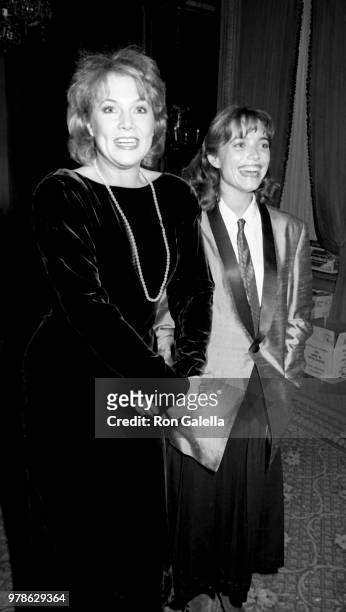 Kathleen Turner and Karen Allen attend Jujamcyn Theater Awards on November 24, 1986 at the St. Regis Hotel in New York City.