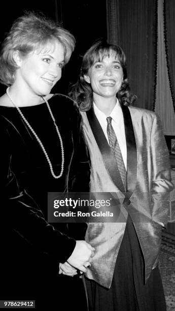 Kathleen Turner and Karen Allen attend Jujamcyn Theater Awards on November 24, 1986 at the St. Regis Hotel in New York City.