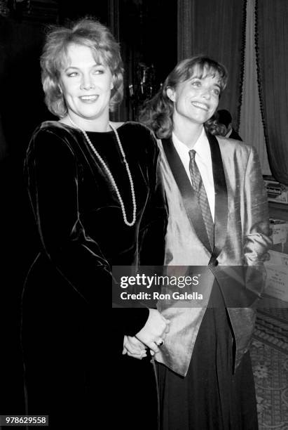 Kathleen Turner and Karen Allen attend Jujamcyn Theater Awards on November 24, 1986 at the St. Regis Hotel in New York City.