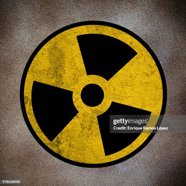 nuclear symbol - segnale di pericolo di radiazioni foto e immagini stock