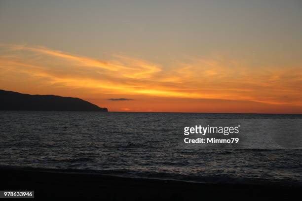 tramonto sulla spiaggia - spiaggia stock pictures, royalty-free photos & images