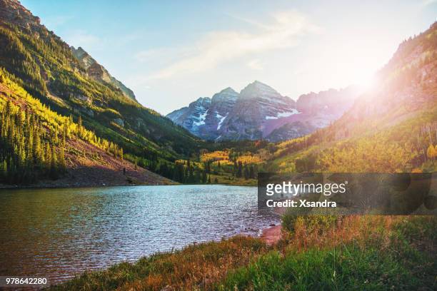 maroon bells y lago al atardecer, colorado, usa - white river national forest fotografías e imágenes de stock