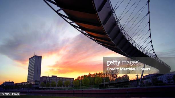 sunset kortrijk collegebrug - kortrijk city stockfoto's en -beelden