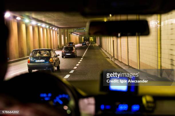 trayecto en taxi de noche en lisboa, portugal - túnel de carretera fotografías e imágenes de stock