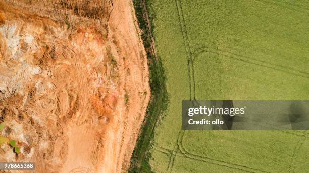 grava y arena - minería a cielo abierto acantilado - escarpado fotografías e imágenes de stock