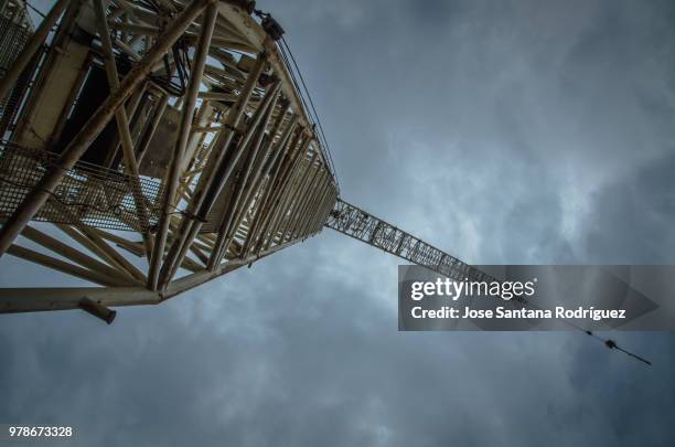 jib crane upward view, las palmas, gran canaria, canary islands, spain - jib imagens e fotografias de stock