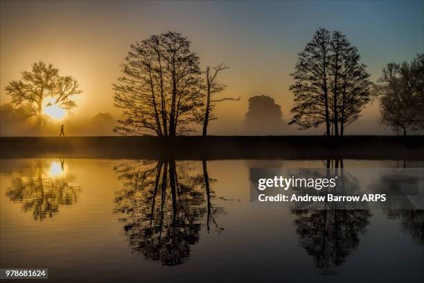 mist over riverside in wallingford, wallingford, oxfordshire, england - wallingford fotografías e imágenes de stock