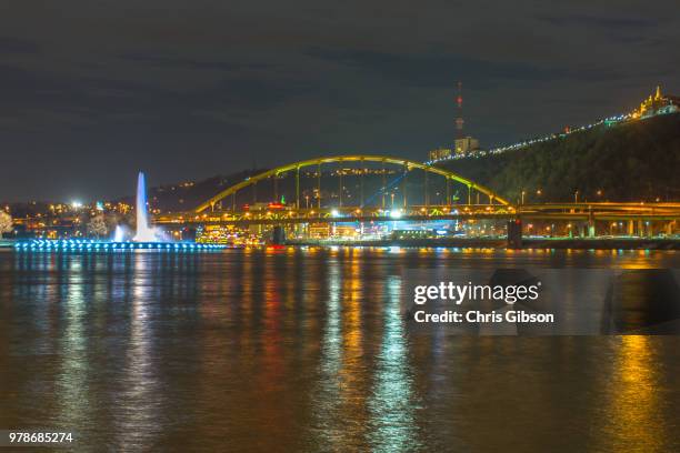 fort pitt bridge and fountain, pittsburgh, pa - pittsburgh bridge stock pictures, royalty-free photos & images