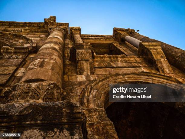 arch of hadrian on sunny day, jerash, jordan - iiº secolo dc foto e immagini stock